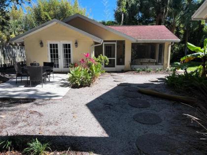 Cottage 1 king BR 1BA full kitchen minutes to beach and downtown Sarasota